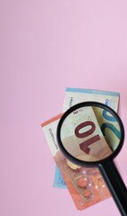 billetes de euro mirado con lupa