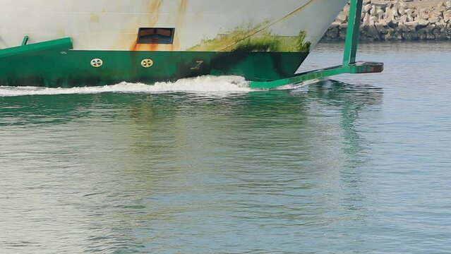 La proue d'un ferry qui avance