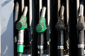 Stacja benzynowa z dystrybutorem paliwa.  - obrazy, fototapety, plakaty