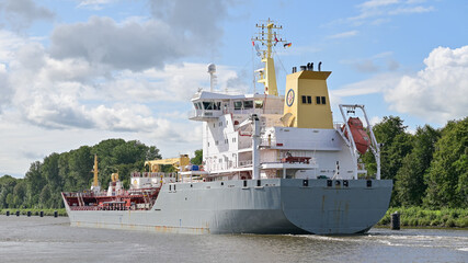 Statek handlowy - zbiornikowiec płynie po kanale kilońskim - obrazy, fototapety, plakaty