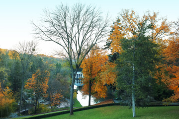 Naklejka premium View of beautiful autumn park with trees