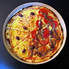 Alimentos. Pizza cortada.