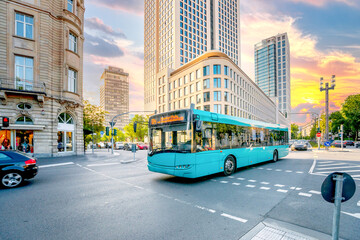 Bus auf der Strasse in Frankfurt am Main, Hessen, Deutschland 