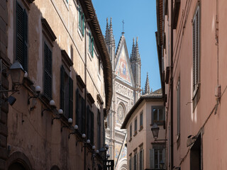 Fototapeta premium il Duomo di Orvieto svetta con imponenza tra le strade della cittadina.