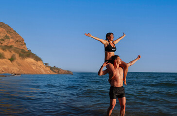 Obraz premium happy sporty family at sea