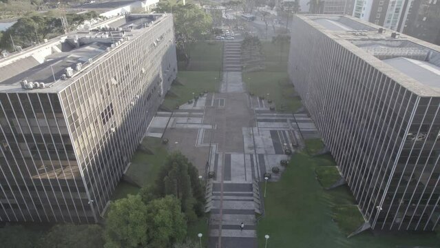 Pr&eacute;dio do Minist&eacute;rio P&uacute;blico do Paran&aacute; situado no bairro Centro C&iacute;vico de Curitiba