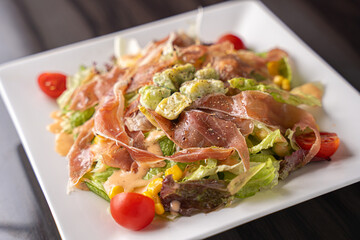 アボカドと生ハムのサラダ 美味しい 食べ物 新鮮