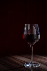暗闇の中のワイン 暗い ワイン 葡萄酒 お酒 ロマンチック 