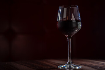 暗闇の中のワイン 暗い ワイン 葡萄酒 お酒 ロマンチック 