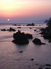 海岸の岩と夜明けの空