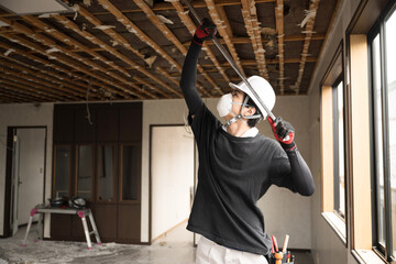 建築現場で働く若い作業員　天井の解体など