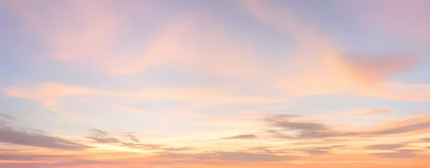 Foto op Aluminium オレンジ色に染まる空：夕日の美しいパノラマ、日没の瞬間：雲間から差し込む最後の光 © sky studio