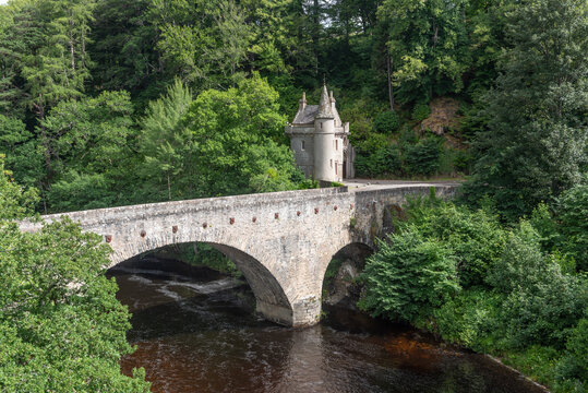 The stone Bridge of Avon over the Avon river with its picturesque gatehouse. Near Ballindalloch, Moray, Scotland, United Kingdom, and built between 1800 and 1801. 