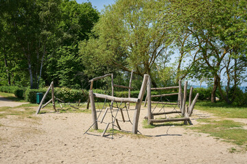 öffentlicher Spielplatz mit Spielgeräten aus Holz für Kinder in der Nähe des Strandes im deutschen Ostseebad Kühlungsborn Ost - 647486767