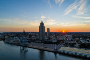 Obraz premium The downtown Mobile, Alabama waterfront skyline at sunset 