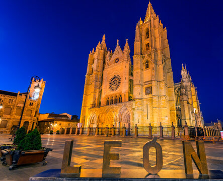 Leon Cathedral (Catedral de L&eacute;on), with the Leon City tourist street sign in Regla Square at twilight; Leon, Province of Leon, Spain