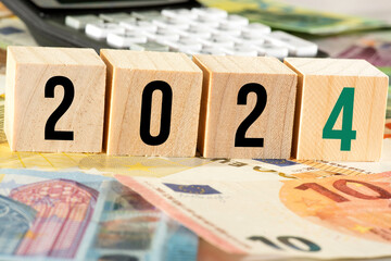Euro Geldscheine, Taschenrechner und die Finanzen im Jahr 2024