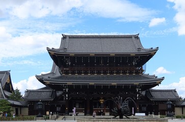  A Japanese temple : the scene of an entrance gate to the precincts of Higashi-hongan-ji Temple in Kyoto City 日本のお寺：京都市にある東本願寺境内の入り口門の風景