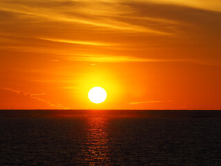 モルディブで夕日が沈むオレンジの空と夕焼けの海 OLYMPUS DIGITAL CAMERA