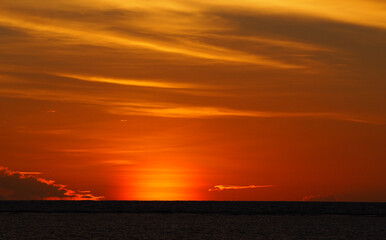 海に夕日が沈んだオレンジのモルディブの空OLYMPUS DIGITAL CAMERA