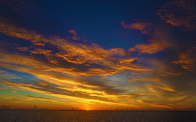 Fototapeta na wymiar モルディブの夕日が沈む瞬間の海と空 OLYMPUS DIGITAL CAMERA