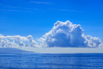 伊豆急行線の車窓から見る美しい海と伊豆諸島の島影。

日本国静岡県伊豆半島。
2023年9月2日撮影。

