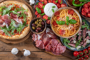 cibo e gastronomia Italiana pizza pasta sullo sfondo - 647531182