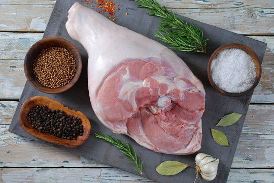 carne cruda di porco prosciutto o zampa 