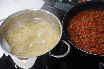 スパゲッティを茹でる様子