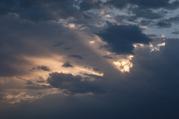 Naklejka na ściany i meble Nuvole minacciose al tramonto
