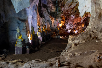Temple dans une grotte en Thaïlande 