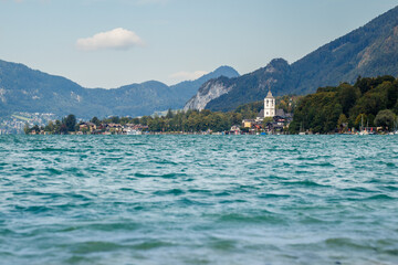 Obraz premium Wolfgangsee lake in Salzburger land, Upper Austria. St. Wolfgang town with church in Alps mountains range