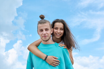 Obraz premium Happy cheerful teenage friends having fun together on beach.