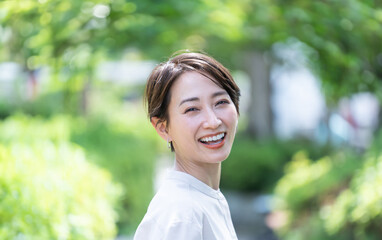 振り返る日本人女性