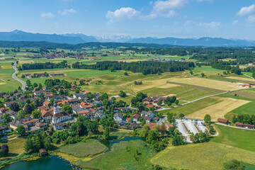 Obraz premium Die oberbayerische Gemeinde Iffeldorf südlich der Osterseen aus der Luft