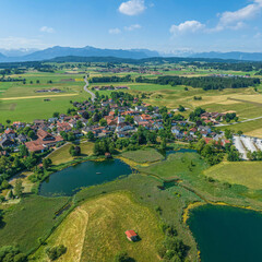 Fototapeta na wymiar Blick über Iffeldorf in Oberbayern hin zum bayerischen Alpenrand