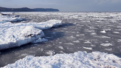 Obraz premium Ice floes and Icebergs on Frozen Baltic Sea in Poland on Sunny Day