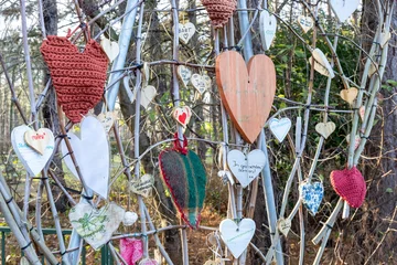 Fototapeten Herdenkingsboom vol met harten uitgevoerd in diverse materialen, ieder hart is een symbool van iemand die overleden is. © ArieStormFotografie