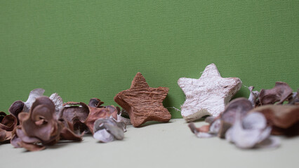 sterne grün hintergund deko schlicht natur holz weihnachten