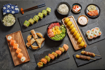 Assortiment des plats japonais: sushi, maki, california rolls, brochettess, soupe miso, salade de...
