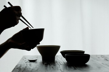 和食を食べる男性の手元