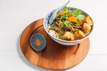 Bo bun boeuf. Spécialité asiatique sur une assiette en bois.