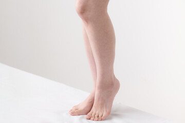 美しい女性の脚のパーツ　つま先から膝