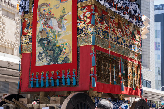 京都　祇園祭の山鉾巡行　長刀鉾（なぎなたほこ）