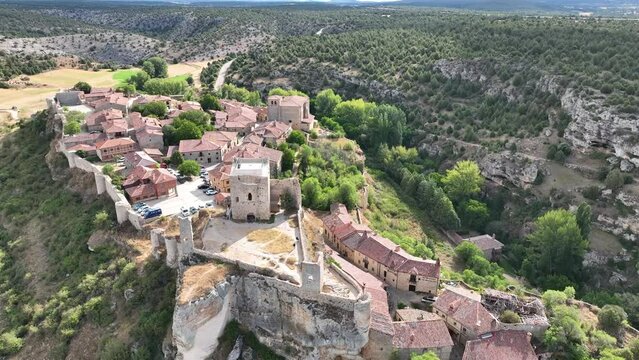 vista del hermoso pueblo medieval de Calata&ntilde;azor en la provincia de Soria, Espa&ntilde;a