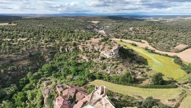 vista del hermoso pueblo medieval de Calata&ntilde;azor en la provincia de Soria, Espa&ntilde;a