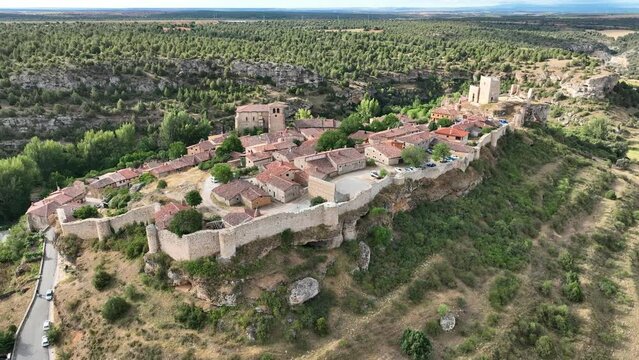 vista del hermoso pueblo medieval de Calata&ntilde;azor en la provincia de Soria, Espa&ntilde;a