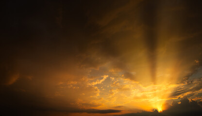 Obraz premium Blaze of Glory: Vibrant Sunset in the Evening Sky