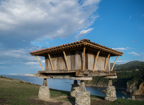 H&oacute;rreo asturiano a los pies de un acantilado con cielo azul y nubes