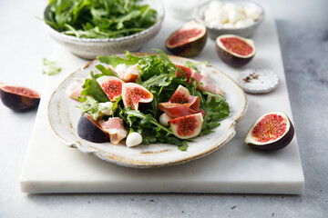 Arugula salad with figs and mozzarella cheese